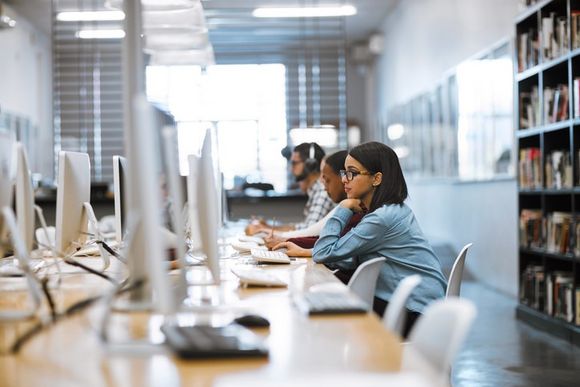 Studentin auf der Suche nach einem Stipendium