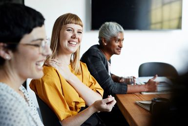Team diskutiert in Purpose-Unternehmen Team diskutiert in Purpose-Unternehmen