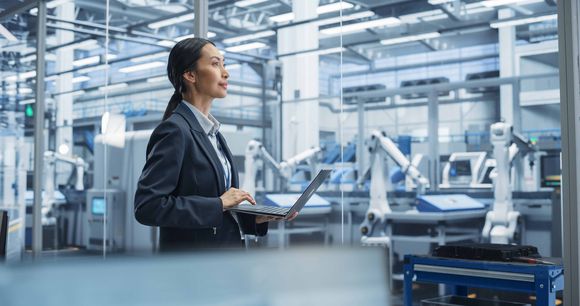 Ingenieurin mit Defence-Job arbeitet am Laptop. 