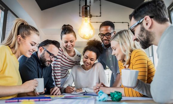 Berufsanfänger im Marketing brainstormen zu einer Kampagne. Berufsanfänger im Marketing brainstormen zu einer Kampagne.