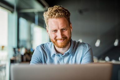 Bewerber führt ein Online-Vorstellungsgespräch von daheim aus.