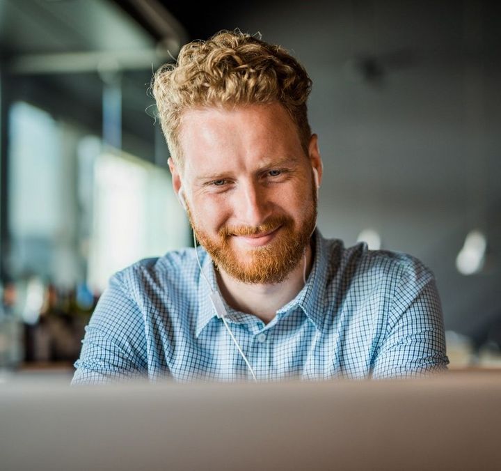 Bewerber führt ein Online-Vorstellungsgespräch von daheim aus.