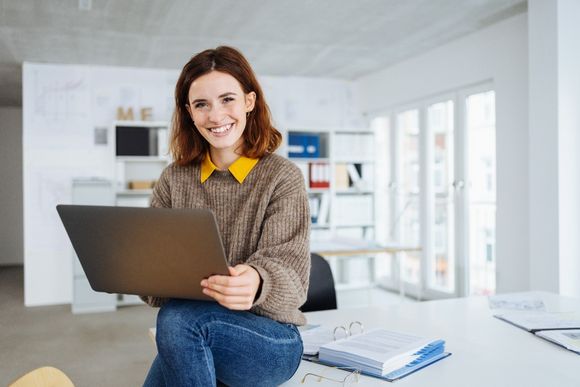 YER Freelancerin bei der Arbeit YER Freelancerin bei der Arbeit