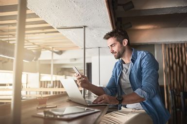 Nebenberuflich Selbstständiger bei der Arbeit Nebenberuflich Selbstständiger bei der Arbeit