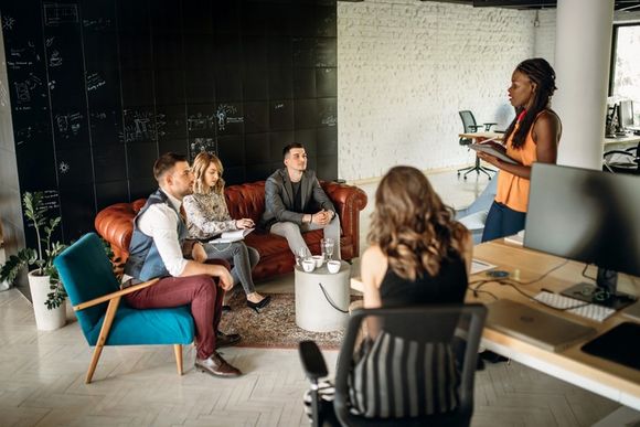 Team druchdenkt die richtige Büroeinrichtung