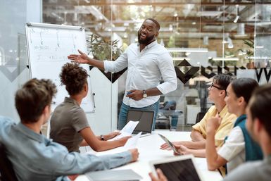Account Manager im Meeting mit Kund:innen Account Manager im Meeting mit Kund:innen