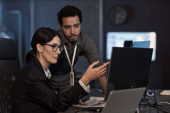 IT-Projektmanagerin im Büro IT-Projektmanagerin im Büro