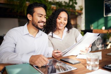 Haben gut lachen: Online Marketing Manger:innen verdienen ein überdurchschnittlich gutes Gehalt.