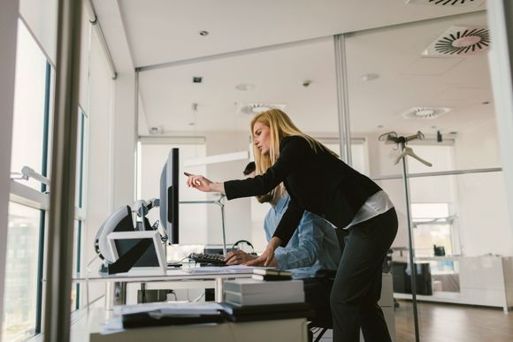 Digitalisierung in den Human Resources Frau zeigt einem Kollegen die HR-Tools