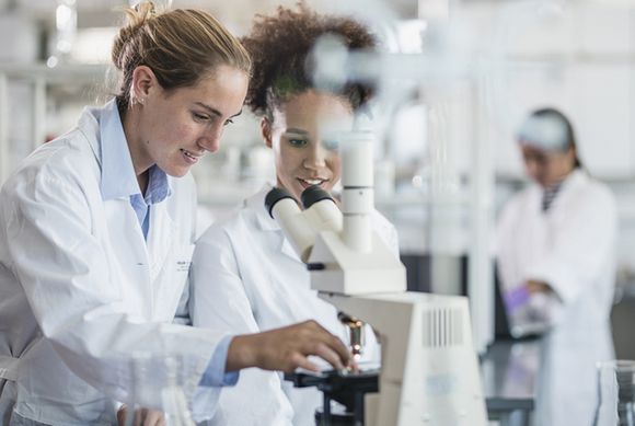 zwei Laborantinnen am Mikroskop