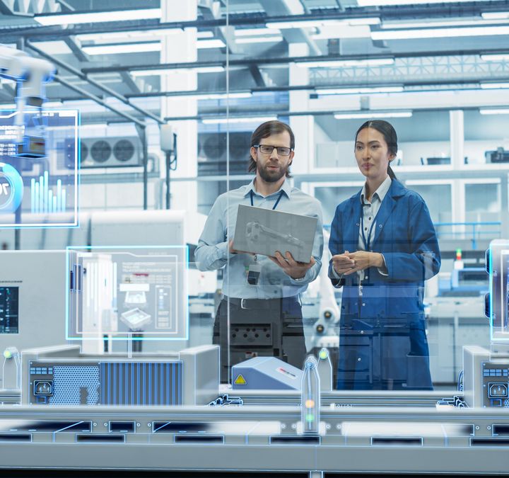 Ingenieur:innen arbeiten in der Rüstungsindustrie.