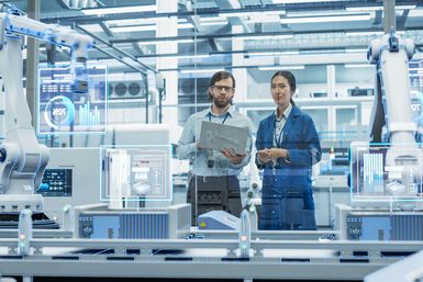 Ingenieur:innen arbeiten in der Rüstungsindustrie. Ingenieur:innen arbeiten in der Rüstungsindustrie.
