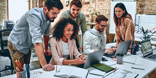 Freelancer:innen beim Netzwerken