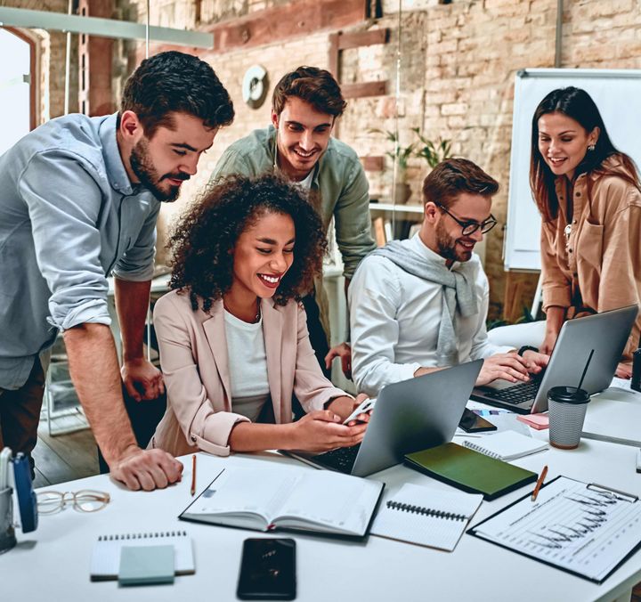 Freelancer:innen beim Netzwerken