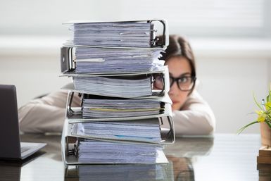digitale hr-transformation Hr Managerin sitzt vor Ordnern