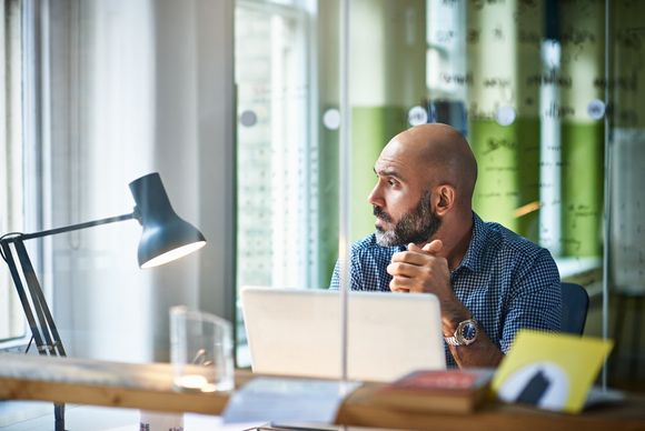 Unglücklicher Mitarbeiter im neuen Job – keine Seltenheit Unglücklicher Mitarbeiter im neuen Job – keine Seltenheit