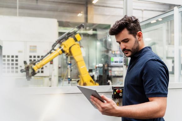 Ingenieure entwickeln und optimieren Maschinen und Anlagen. 
