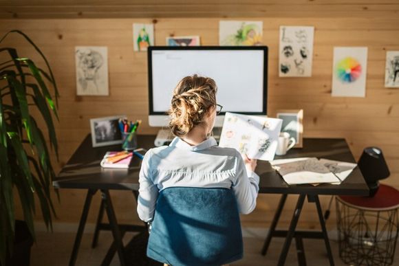 Frau befolgt Homeoffice-Tipps