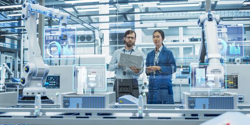 Ingenieur:innen arbeiten in der Rüstungsindustrie.