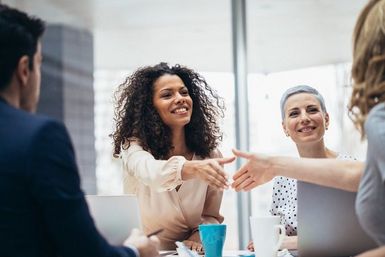 Begrüßung des Bewerbers beim Vorstellungsgespräch