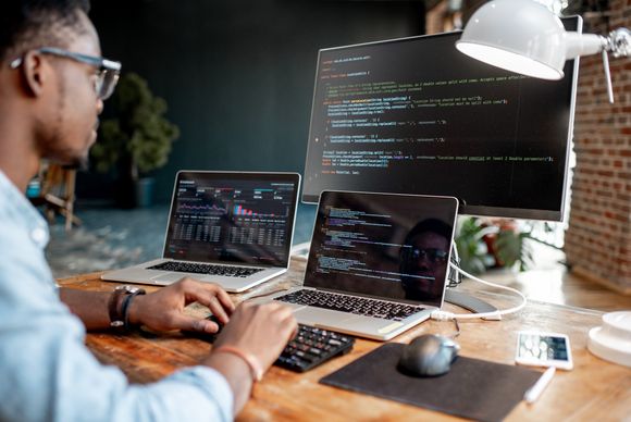Softwareentwickler beim Programmieren