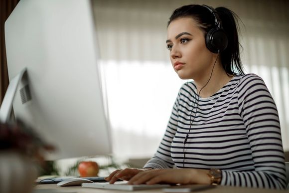 Frau arbeitet konzentriert im Homeoffice