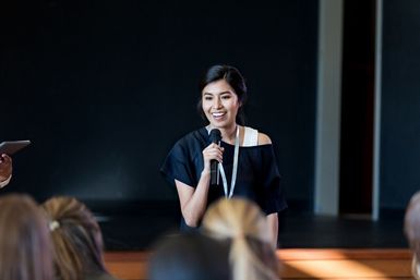Referentin bei einem Pecha Kucha Vortrag Pecha Kucha ist eine besondere Präsentationstechnik.