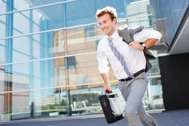 Business-Mann verlässt Büro für den frühen Feierabend