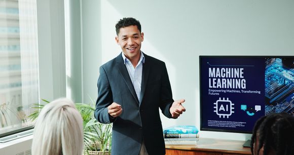 Führungskraft erklärt in einer Präsentation, wie Machine Learning und KI im Unternehmen genutzt werden können.