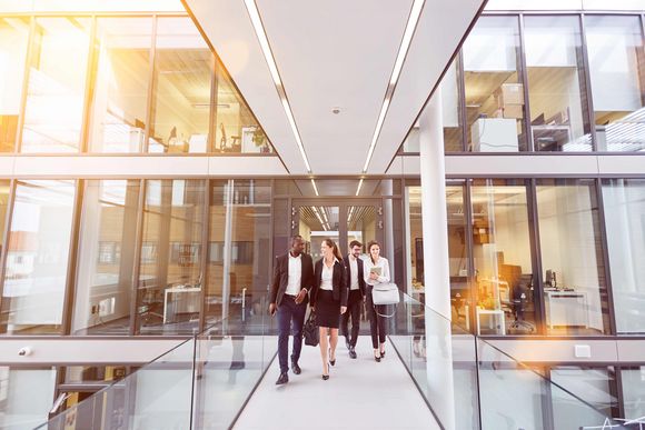 Arbeiten in der Rüstungsindustrie - Angestellte vor Büro.
