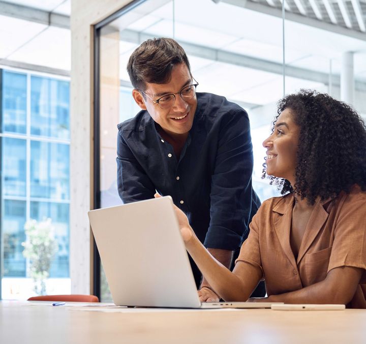 Arbeitnehmer betrachten die Arbeitszufriedenheits-Studie 2025