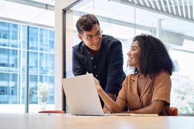 Arbeitnehmer betrachten die Arbeitszufriedenheits-Studie 2025 Arbeitnehmer betrachten die Arbeitszufriedenheits-Studie 2025