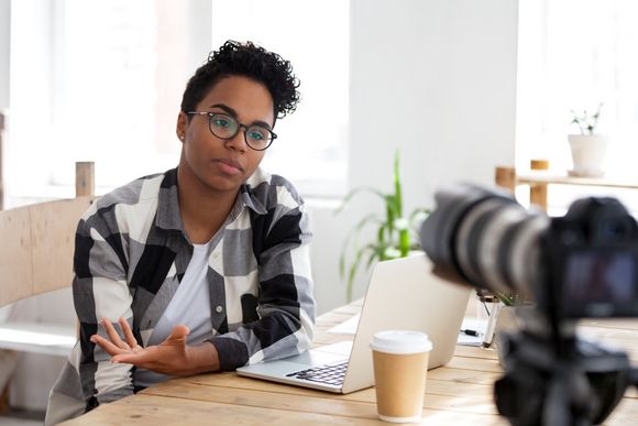 Frau blickt für die Videobewerbung direkt in die Kamera