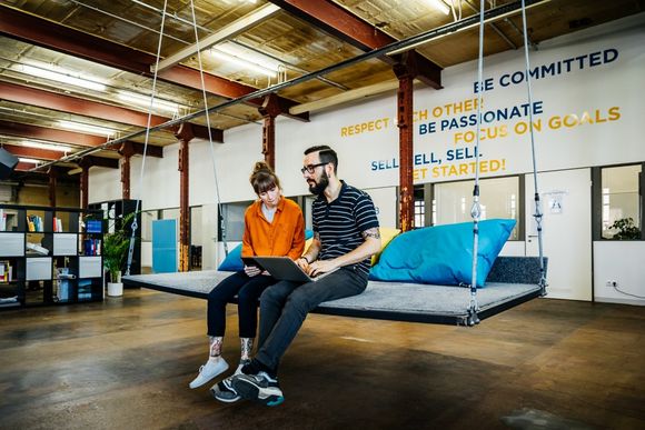 Kollegen-Besprechung in Purpose-Unternehmen Kollegen-Besprechung in Purpose-Unternehmen