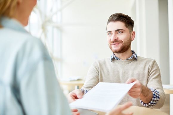 Mann mit Resumé für englische Bewerbung