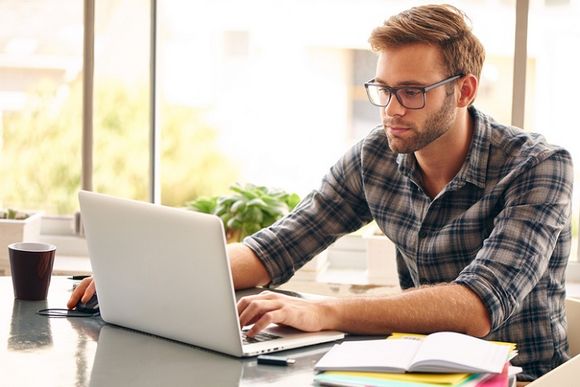 arbeiten am Laptop