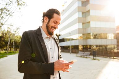 Key Account Manager am Telefon im Gespräch mit einem Kunden Key Account Manager am Telefon im Gespräch mit einem Kunden