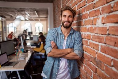Junior Marketing Manager ist mit seinem Einstiegsgehalt im Marketing zufrieden. Junior Marketing Manager ist mit seinem Einstiegsgehalt im Marketing zufrieden.