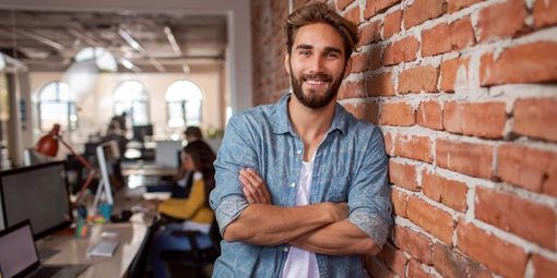 Junior Marketing Manager ist mit seinem Einstiegsgehalt im Marketing zufrieden.