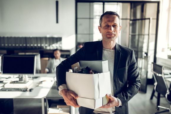 Mann Büro Mann verlässt Büro und wagt beruflichen Neuanfang