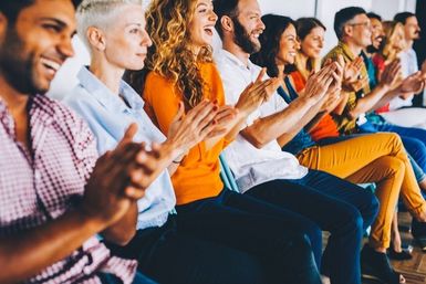 Begeistertes Publikum während eines Vortrags Publikum applaudiert während eines Vortrags