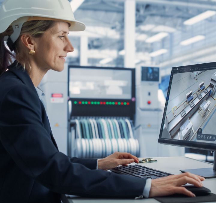 Frau mit Job in der Rüstungsindustrie arbeitet am Computer.