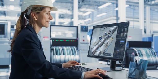 Frau mit Job in der Rüstungsindustrie arbeitet am Computer.