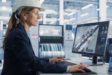 Frau mit Job in der Rüstungsindustrie arbeitet am Computer.