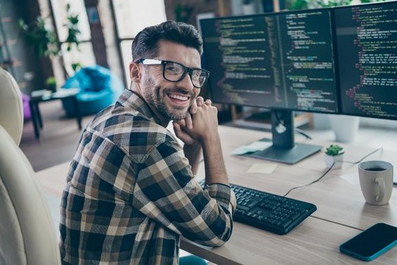 IT-Projektleiter vor Bildschirm IT-Projektleiter vor Bildschirm