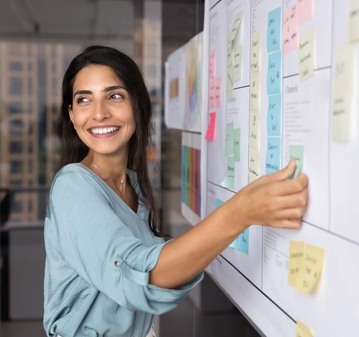 Frau an Whiteboard legt Karriereziele für 2026 fest. 