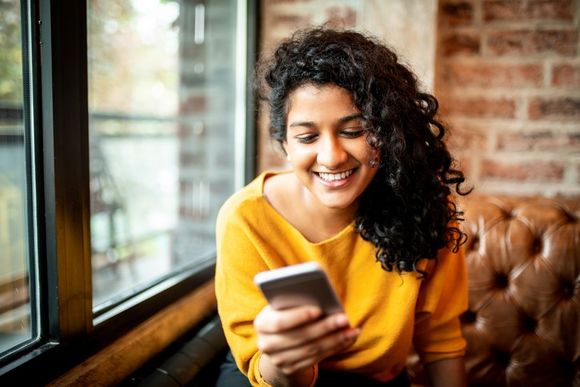 Millennial mit Smartphone