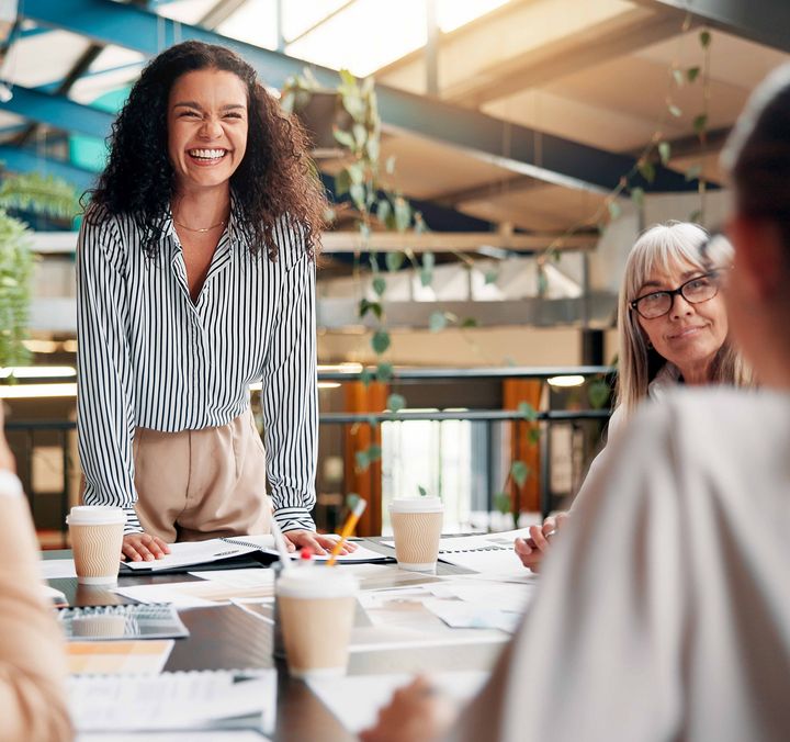 Team im Meeting diskutiert engagiert – Leistungsbereitschaft entsteht durch gute Führung und Recruiting.