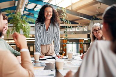 Team im Meeting diskutiert engagiert – Leistungsbereitschaft entsteht durch gute Führung und Recruiting.
