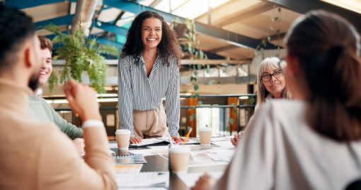 Team im Meeting diskutiert engagiert – Leistungsbereitschaft entsteht durch gute Führung und Recruiting.